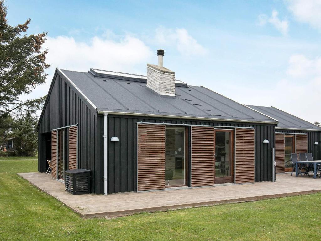 Casa de madera negra con terraza en 6 person holiday home in Hj rring, en Lønstrup
