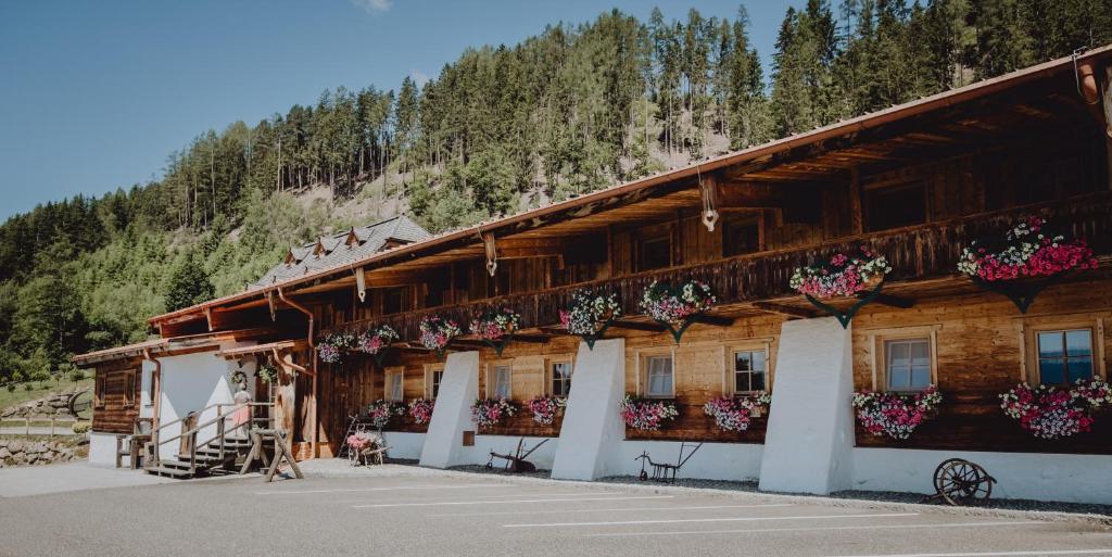 budynek z kwiatami na boku w obiekcie Roanwirt w mieście Sankt Lorenzen im Mürztal