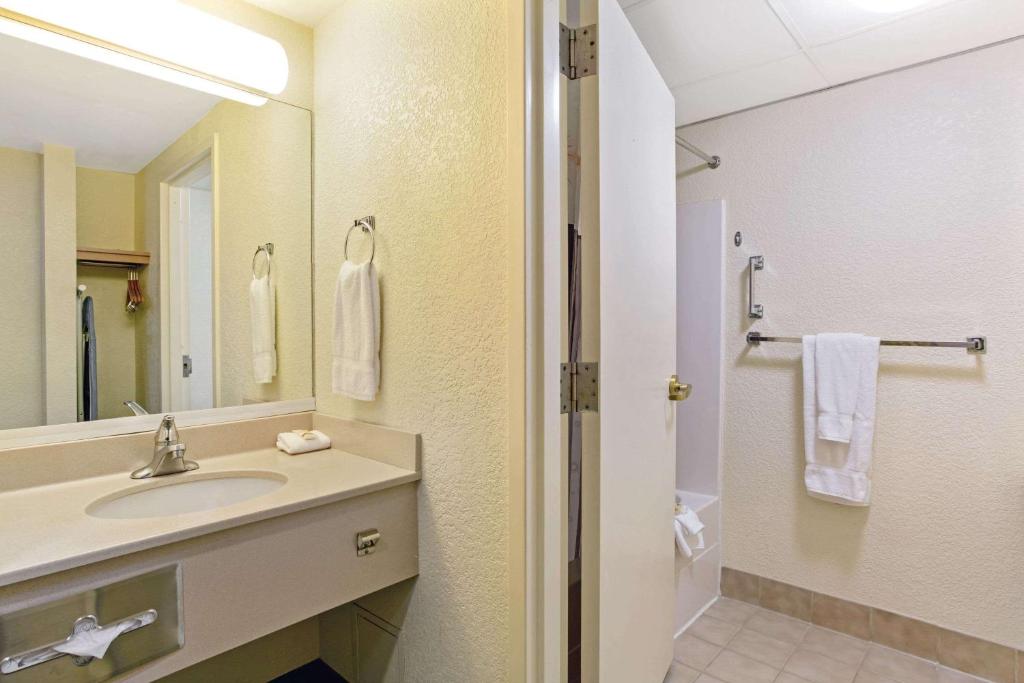 La Quinta by Wyndham Boston Somerville - Deluxe One-Bedroom Queen Suite - Non-Smoking