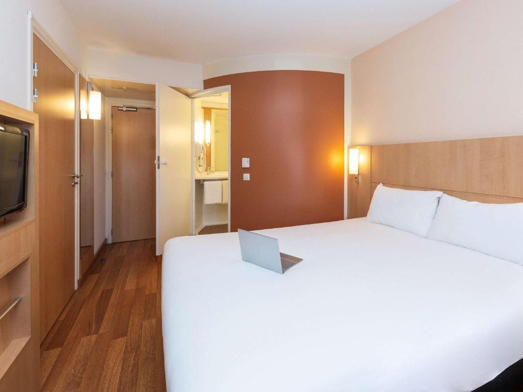 Postel nebo postele na pokoji v ubytování ibis Lyon Est Chaponnay