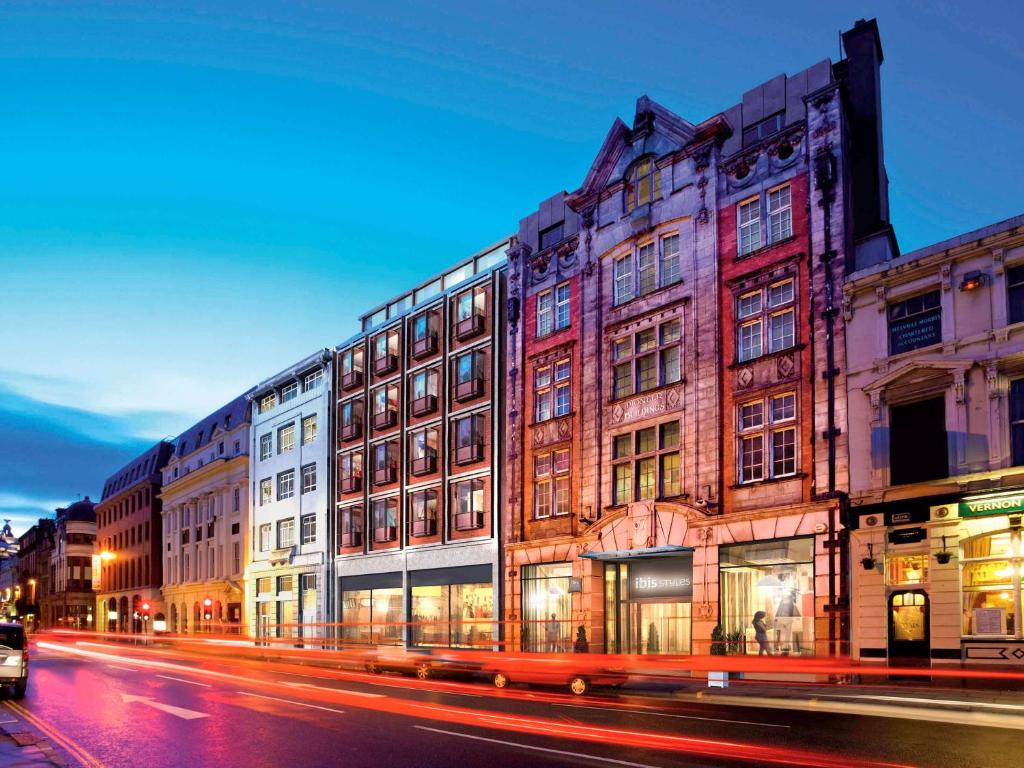 uma fila de edifícios numa rua da cidade à noite em Ibis Styles Liverpool Centre Dale Street - Cavern Quarter em Liverpool