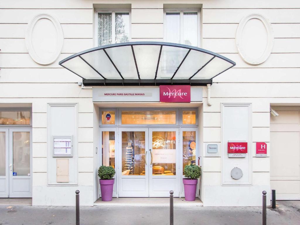 巴黎的住宿－巴黎巴士底瑪萊斯美居酒店，前面有紫色锅的商店