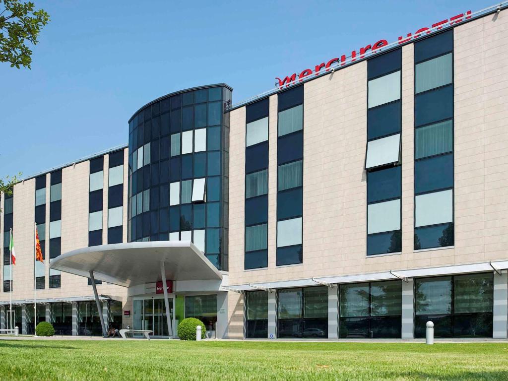 an office building with a sign on the front of it at Hotel Mercure Venezia-Marghera in Marghera