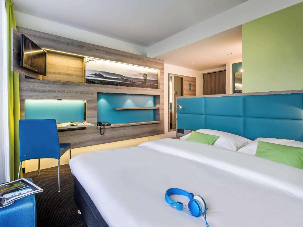 Postel nebo postele na pokoji v ubytování ibis Styles Nagold-Schwarzwald
