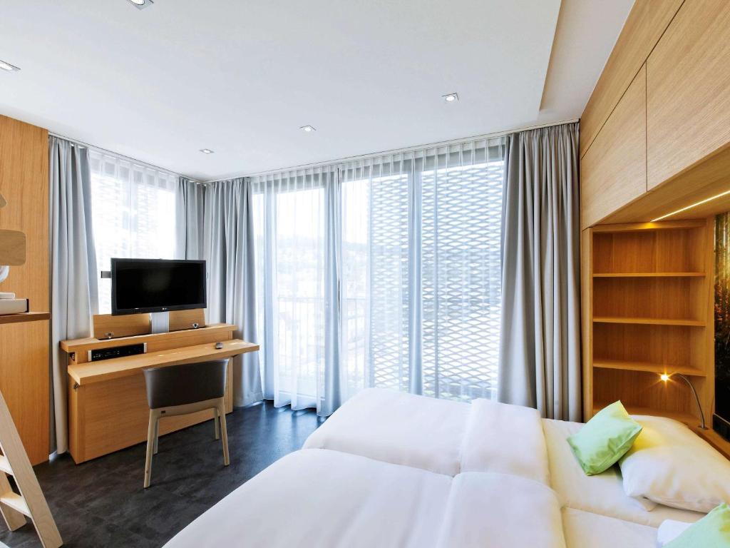 TV a/nebo společenská místnost v ubytování ibis Styles Nagold-Schwarzwald