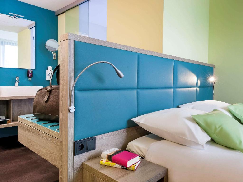 Postel nebo postele na pokoji v ubytování ibis Styles Nagold-Schwarzwald