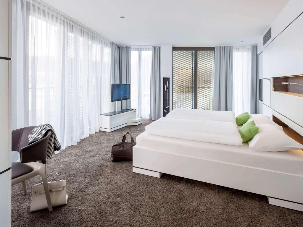 Postel nebo postele na pokoji v ubytování ibis Styles Nagold-Schwarzwald