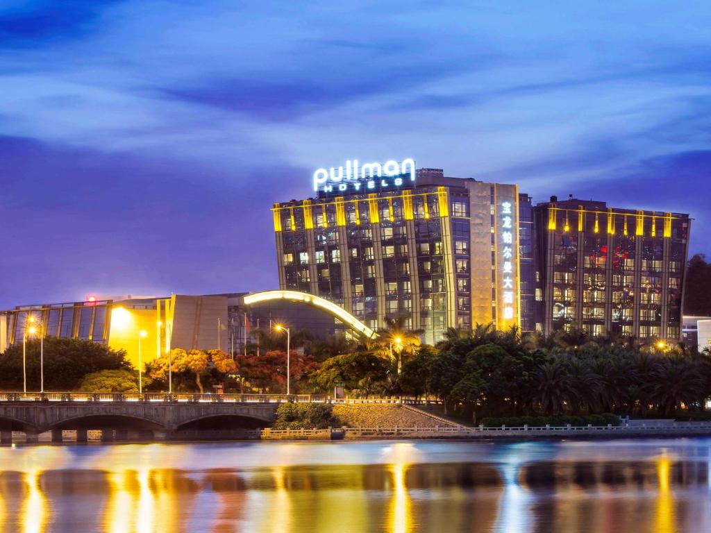 Výhled na řeku, která protéká v blízkosti hotelu