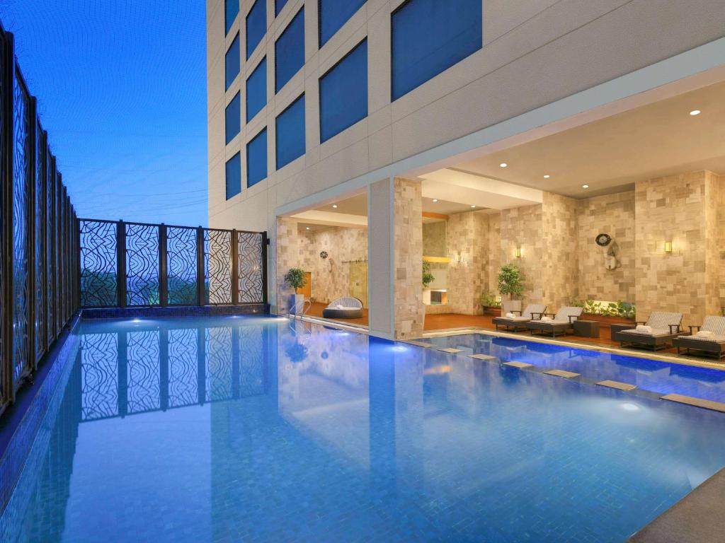 Bazén v ubytování Novotel Ahmedabad nebo v jeho okolí