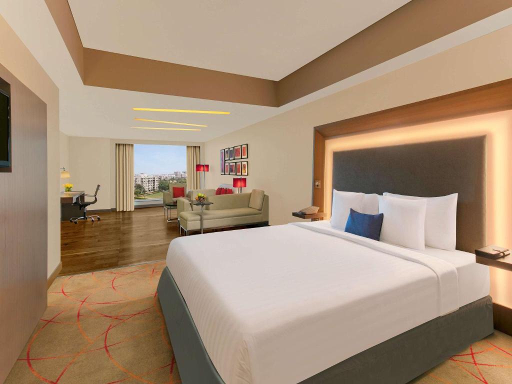 Postel nebo postele na pokoji v ubytování Novotel Ahmedabad