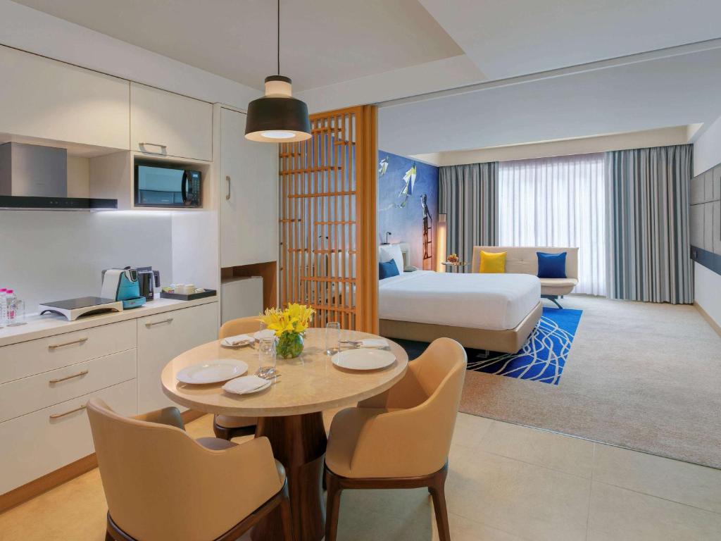 Postel nebo postele na pokoji v ubytování Novotel Ahmedabad