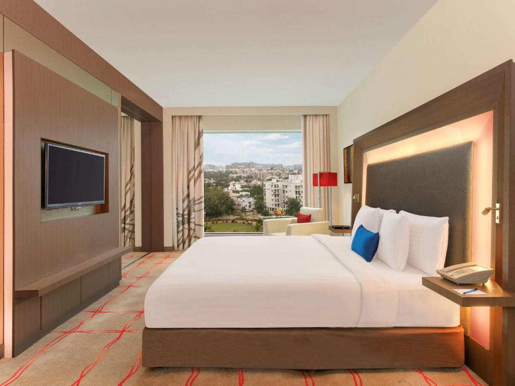 Postel nebo postele na pokoji v ubytování Novotel Ahmedabad