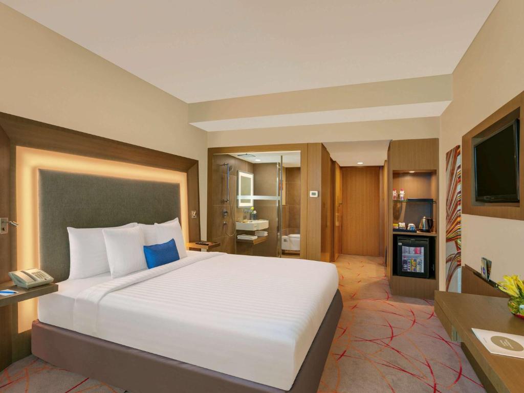 Postel nebo postele na pokoji v ubytování Novotel Ahmedabad