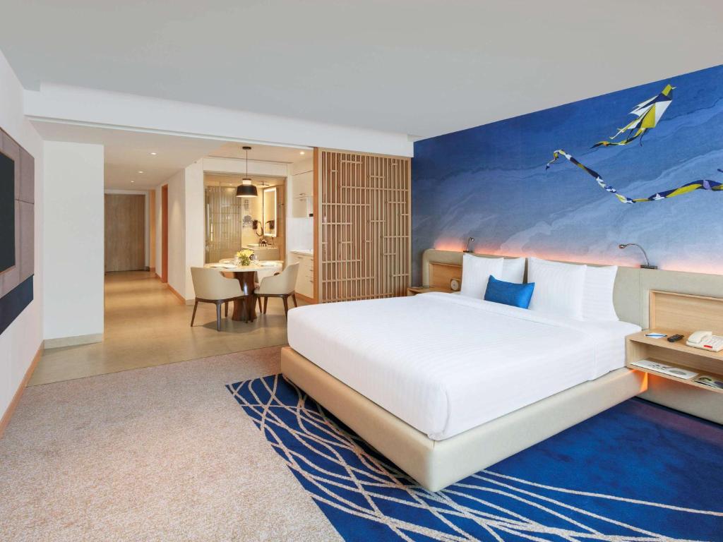 Postel nebo postele na pokoji v ubytování Novotel Ahmedabad