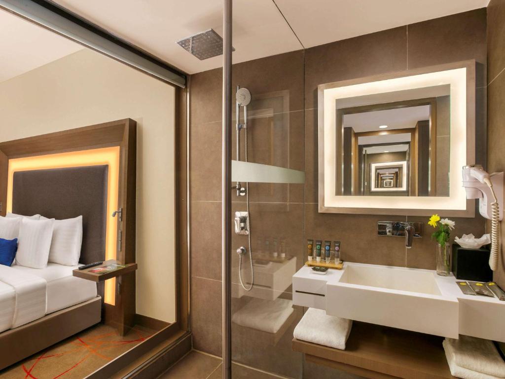 Koupelna v ubytování Novotel Ahmedabad