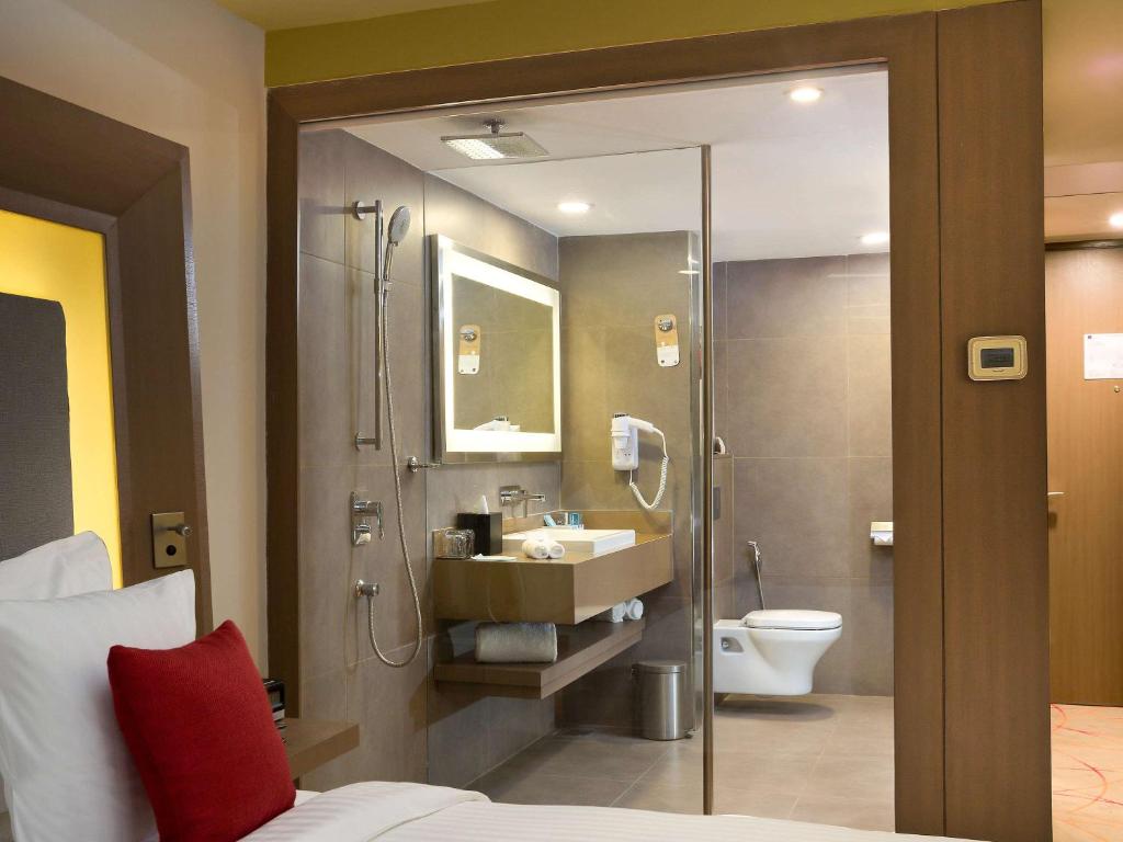 Koupelna v ubytování Novotel Ahmedabad