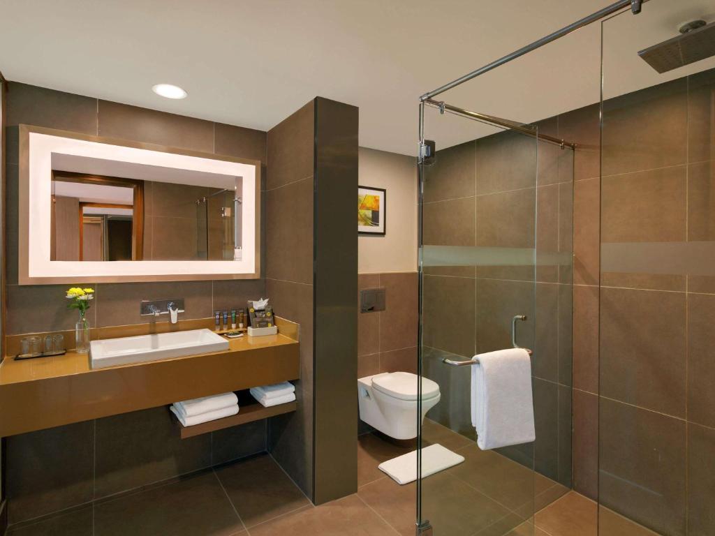 Koupelna v ubytování Novotel Ahmedabad