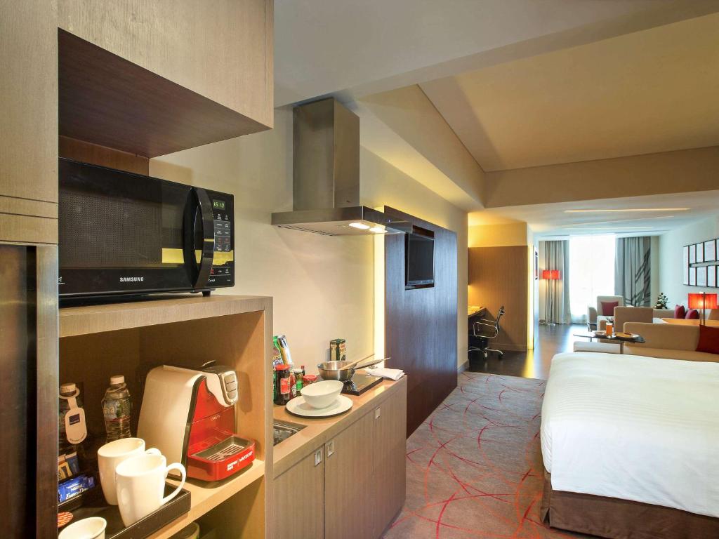 Postel nebo postele na pokoji v ubytování Novotel Ahmedabad