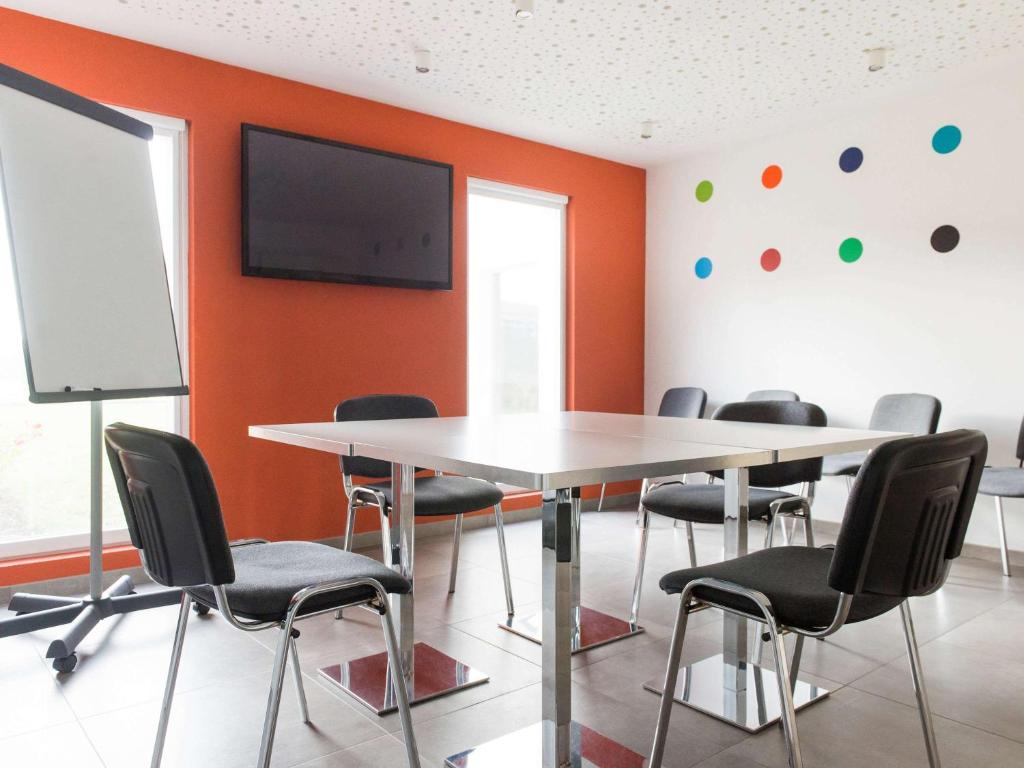 TV a/nebo společenská místnost v ubytování Ibis Styles Nivelles
