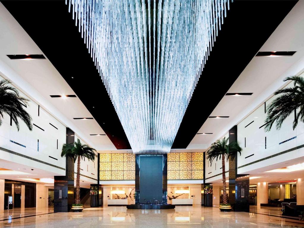 貴陽的住宿－貴陽鉑爾曼大酒店，大型大堂设有吊灯,挂在天花板上
