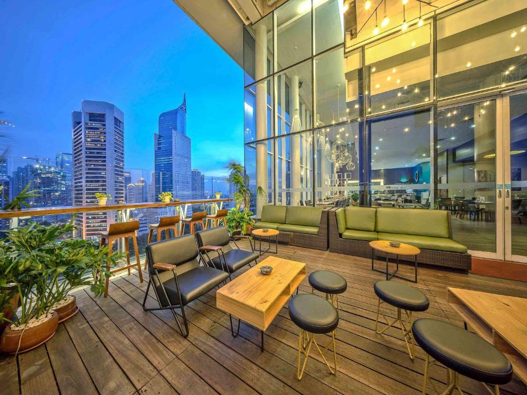 balcone arredato con vista sulla città di All Seasons Jakarta Thamrin a Giacarta