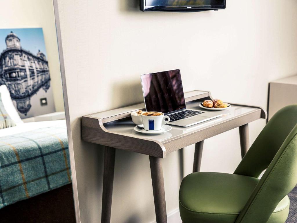 TV a/nebo společenská místnost v ubytování Mercure Hull Grange Park Hotel