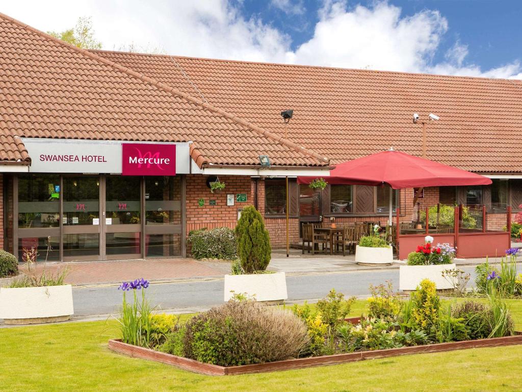 un edificio con un paraguas rojo delante de él en Mercure Swansea Hotel, en Swansea