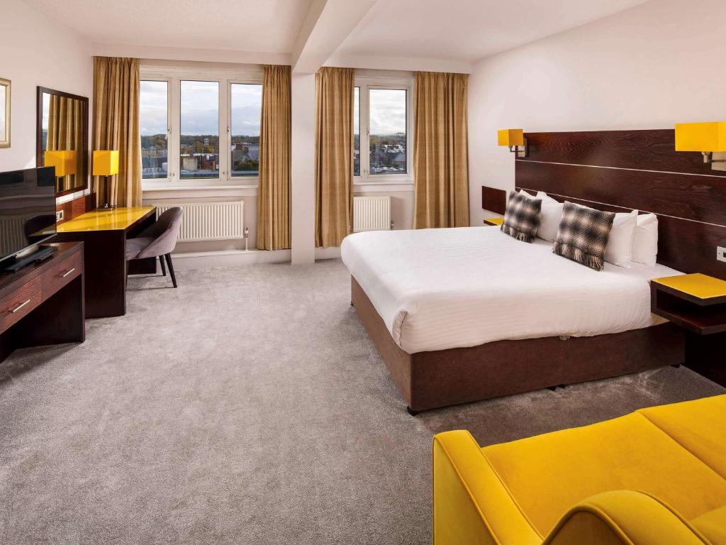 Postel nebo postele na pokoji v ubytování Mercure Ayr Hotel