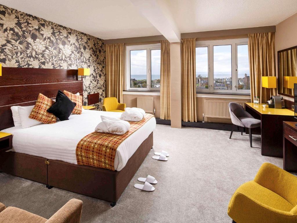 Postel nebo postele na pokoji v ubytování Mercure Ayr Hotel