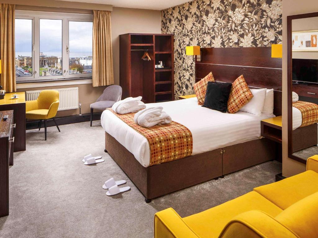 Postel nebo postele na pokoji v ubytování Mercure Ayr Hotel