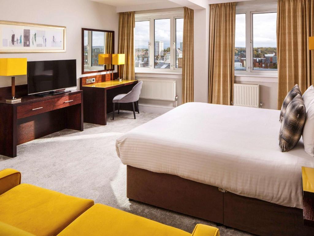 Postel nebo postele na pokoji v ubytování Mercure Ayr Hotel