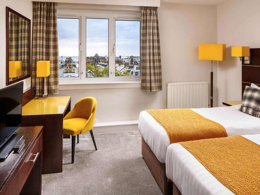 Postel nebo postele na pokoji v ubytování Mercure Ayr Hotel