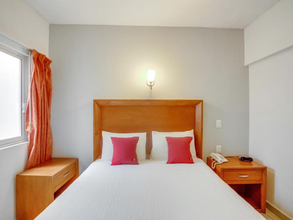 Postel nebo postele na pokoji v ubytování Hotel Patzcuaro