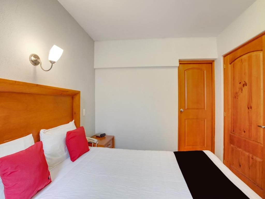 Postel nebo postele na pokoji v ubytování Hotel Patzcuaro
