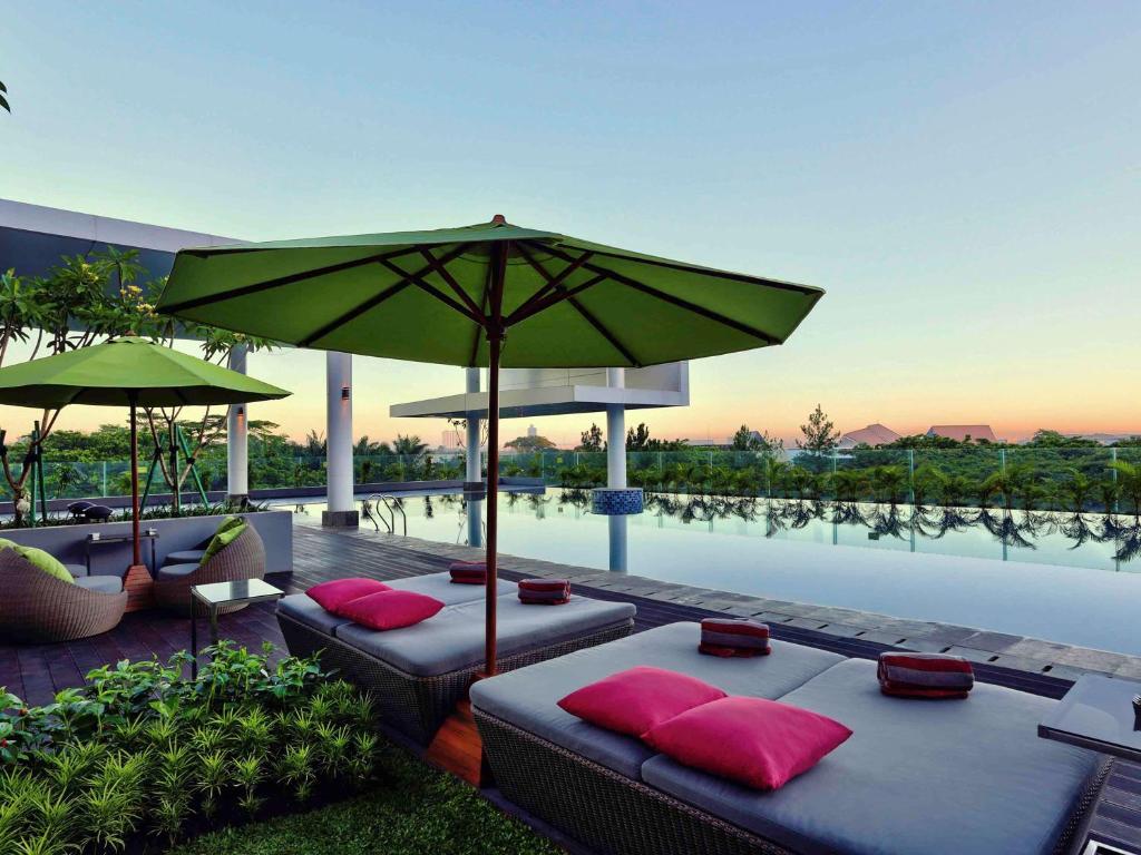 Bazén v ubytování Mercure Serpong Alam Sutera nebo v jeho okolí