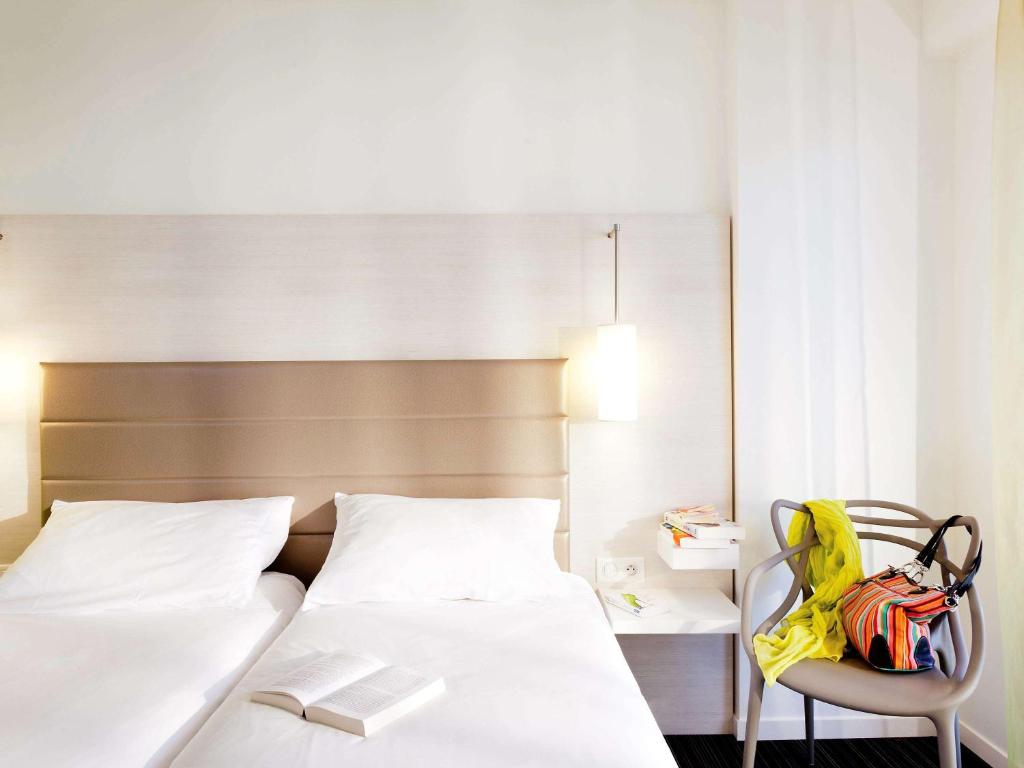 Postel nebo postele na pokoji v ubytování ibis Styles Quiberon Centre