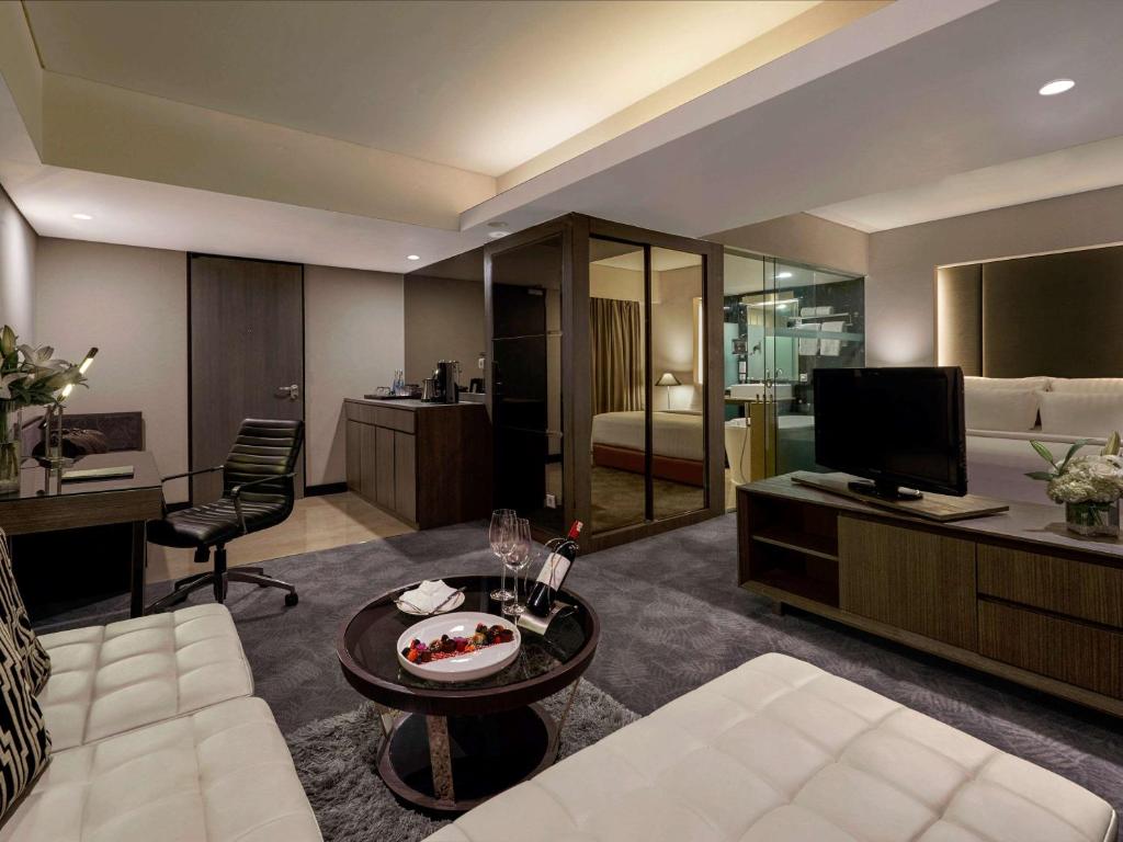 TV a/nebo společenská místnost v ubytování Pullman Jakarta Indonesia
