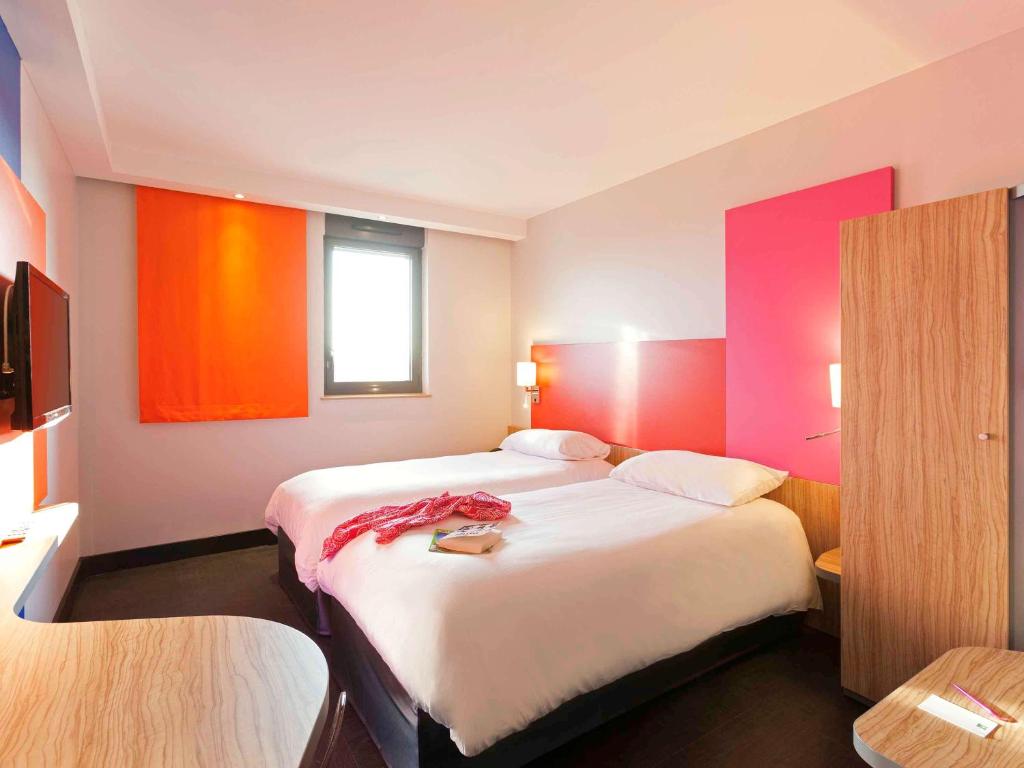 Postel nebo postele na pokoji v ubytování ibis Styles Romans-Valence Gare TGV