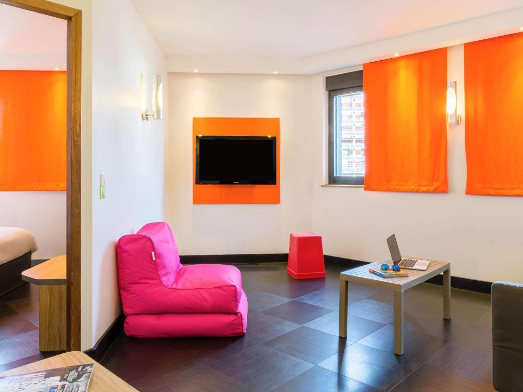 TV a/nebo společenská místnost v ubytování ibis Styles Romans-Valence Gare TGV