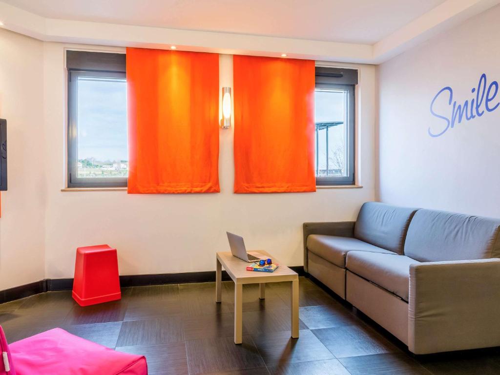 Posezení v ubytování ibis Styles Romans-Valence Gare TGV
