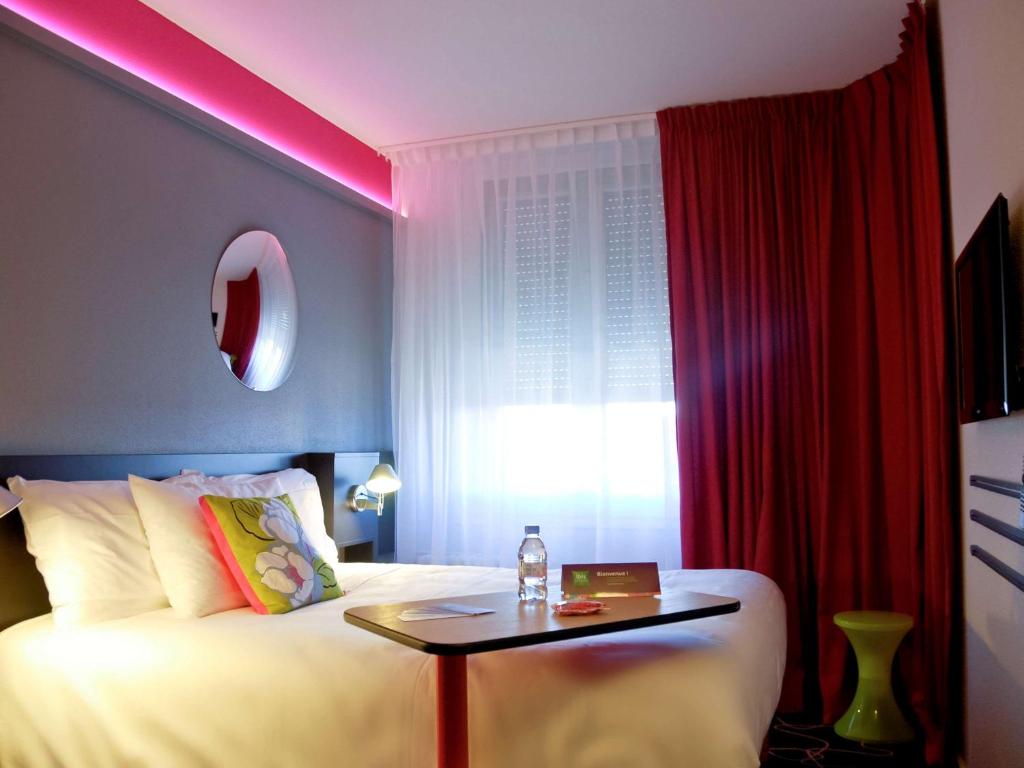 Postel nebo postele na pokoji v ubytování ibis Styles Roanne Centre Gare