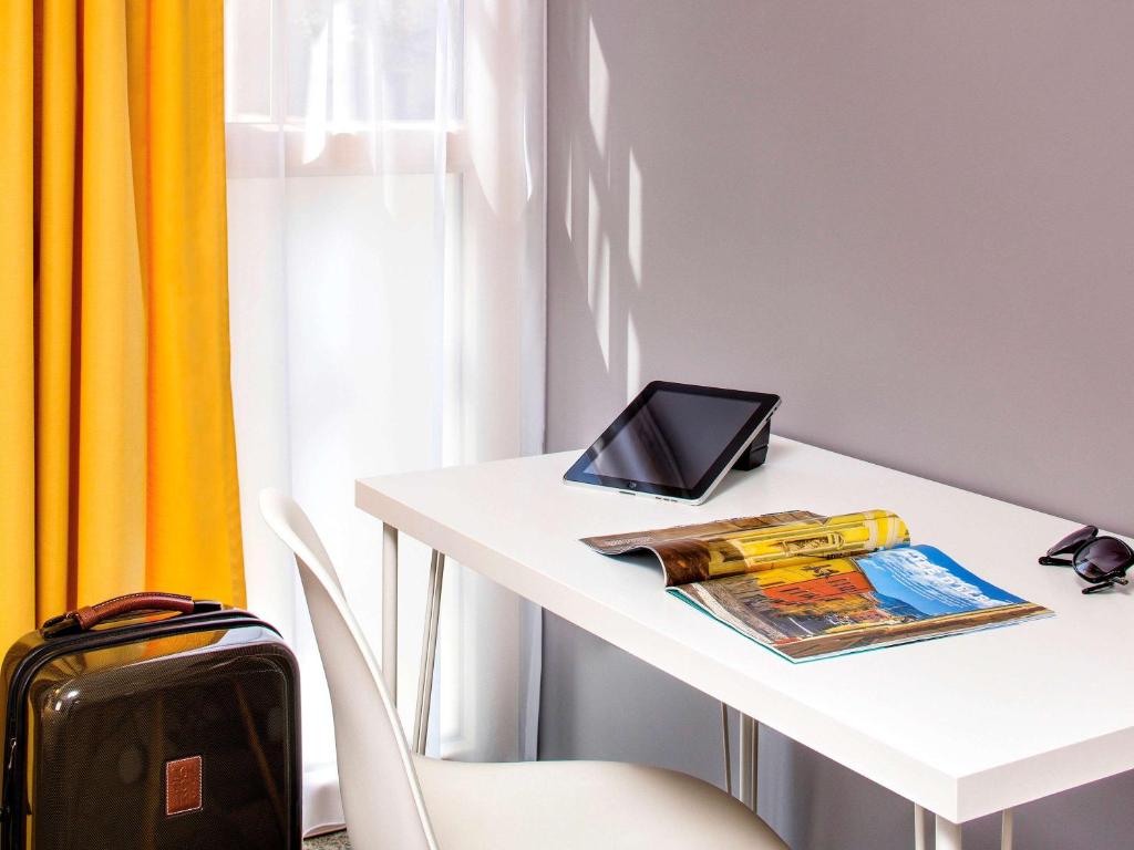 TV a/nebo společenská místnost v ubytování ibis Styles Roanne Centre Gare