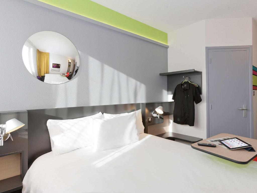 Postel nebo postele na pokoji v ubytování ibis Styles Roanne Centre Gare