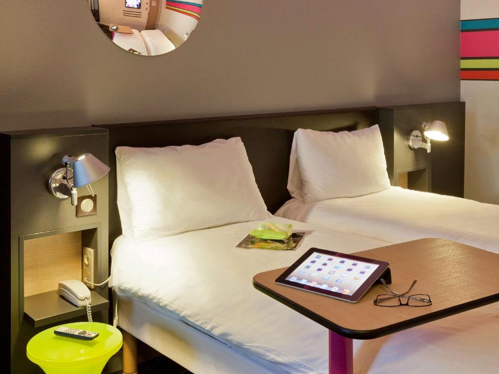 Postel nebo postele na pokoji v ubytování ibis Styles Roanne Centre Gare