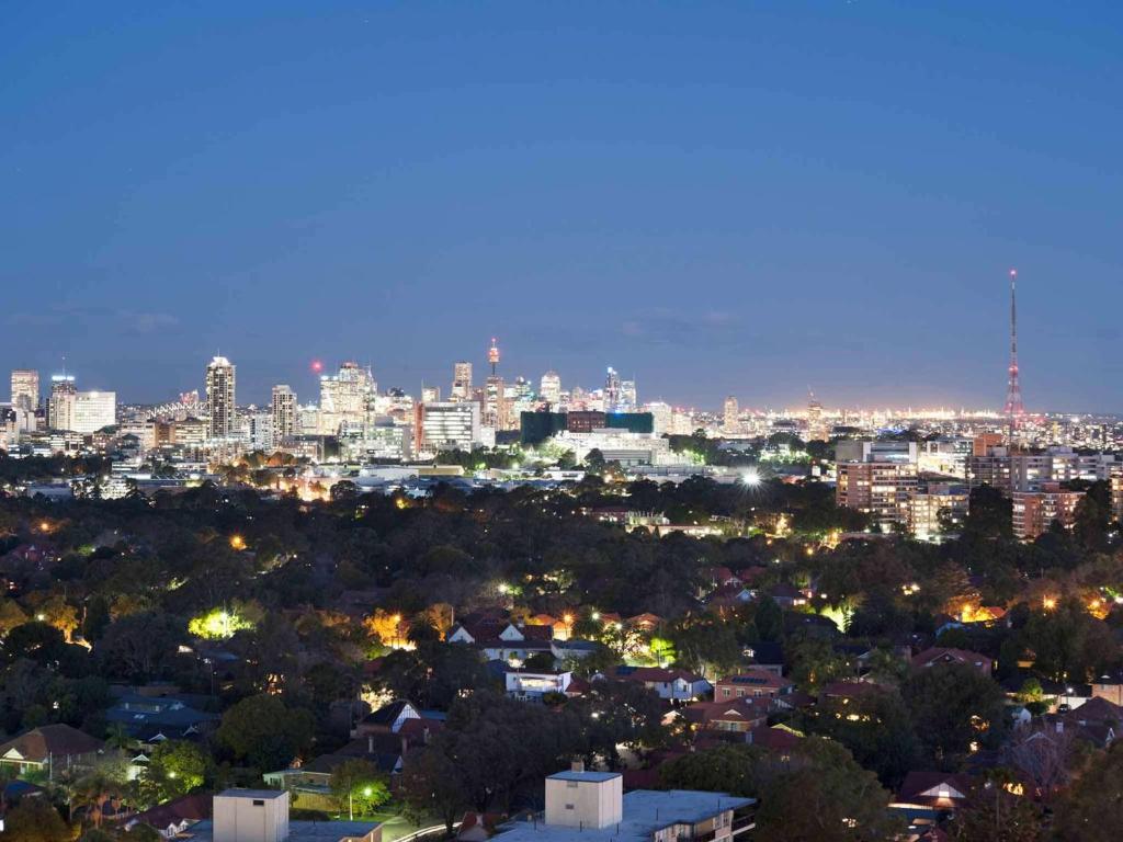 雪梨的住宿－悉尼查茨伍德賽貝爾酒店，享有城市天际线的美景。