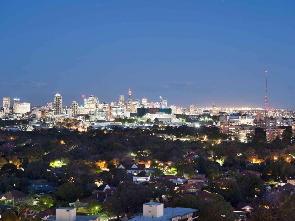 uitzicht op de skyline van de stad 's nachts bij The Sebel Sydney Chatswood in Sydney