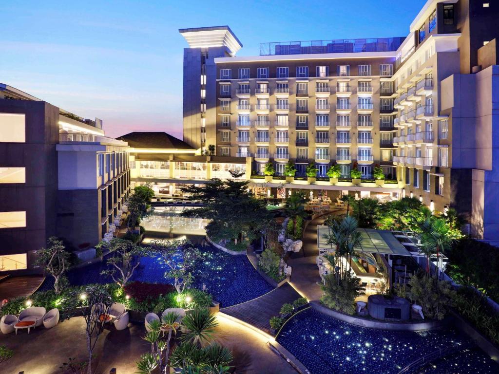 an aerial view of a hotel with a courtyard at Grand Mercure Bandung Setiabudi in Bandung