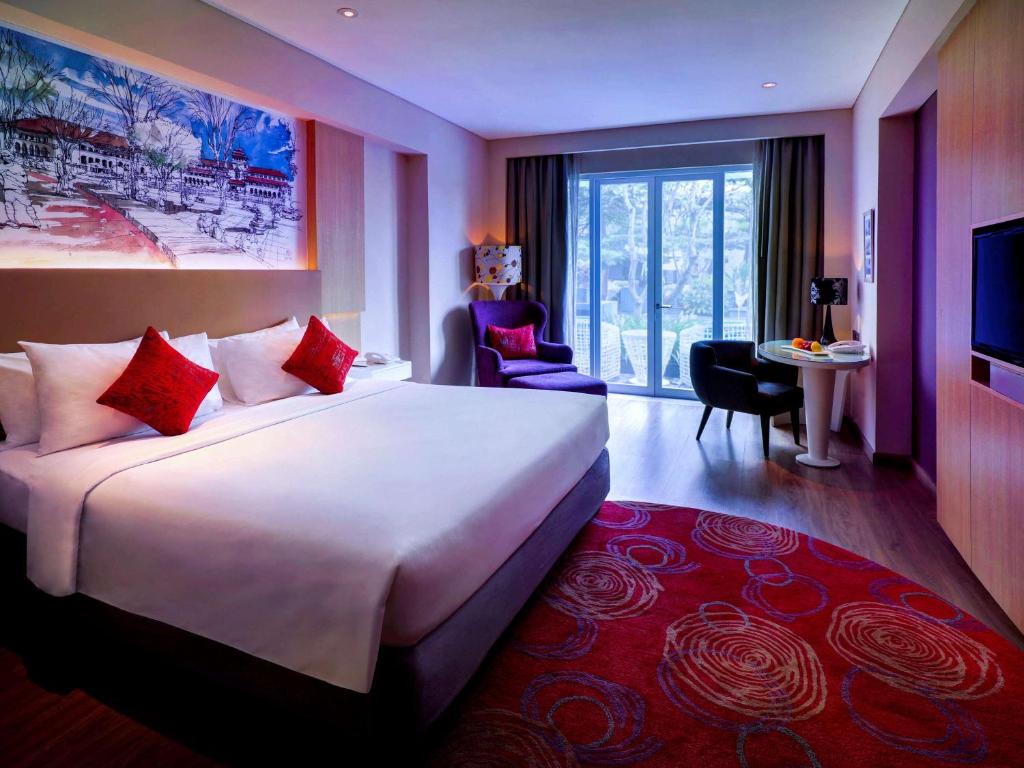 Postel nebo postele na pokoji v ubytování Grand Mercure Bandung Setiabudi