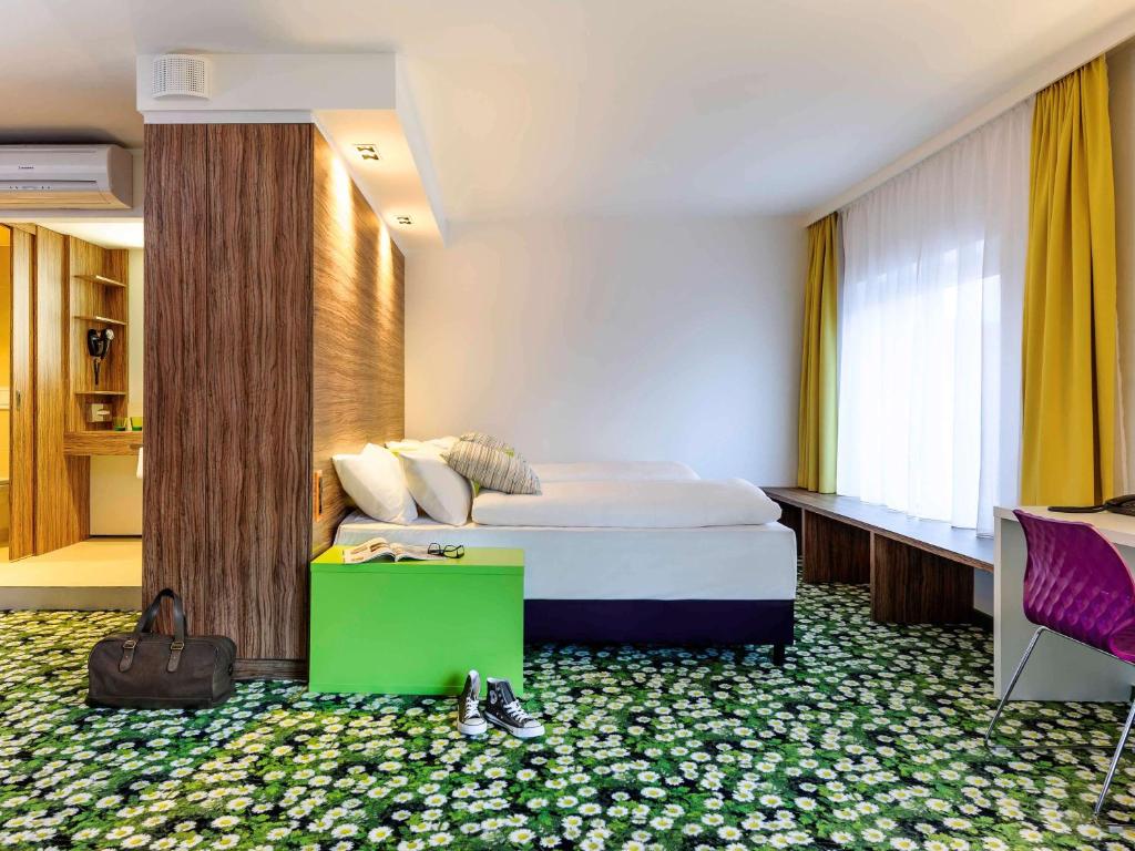 Łóżko lub łóżka w pokoju w obiekcie Ibis Styles Wien City