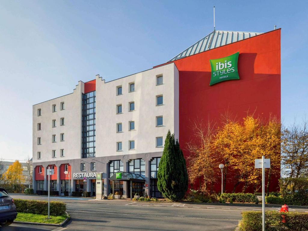 a building with a bus sign on the side of it at Ibis Styles Lille Marcq En Baroeul in Marcq-en-Baroeul